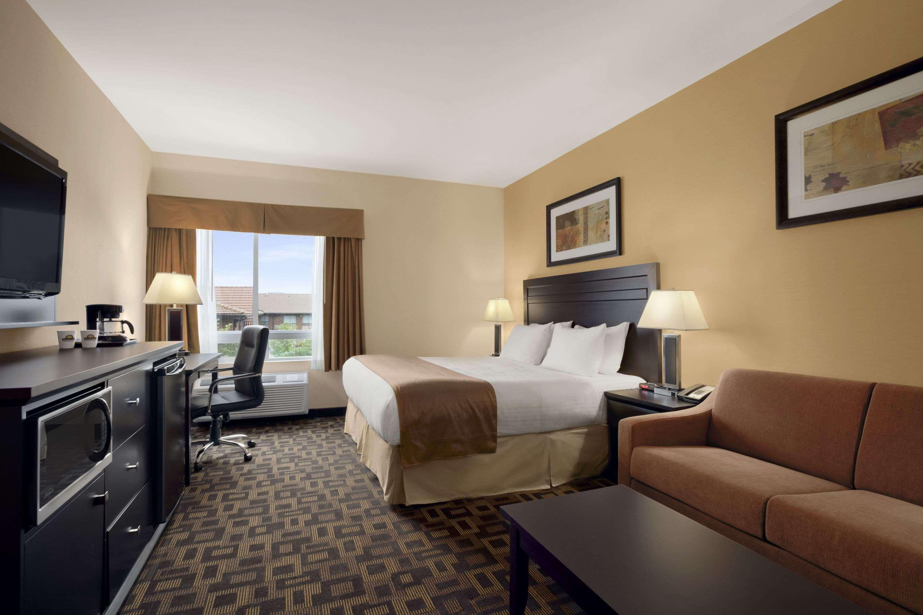 Days Inn & Suites By Wyndham Winnipeg Airport Manitoba Экстерьер фото