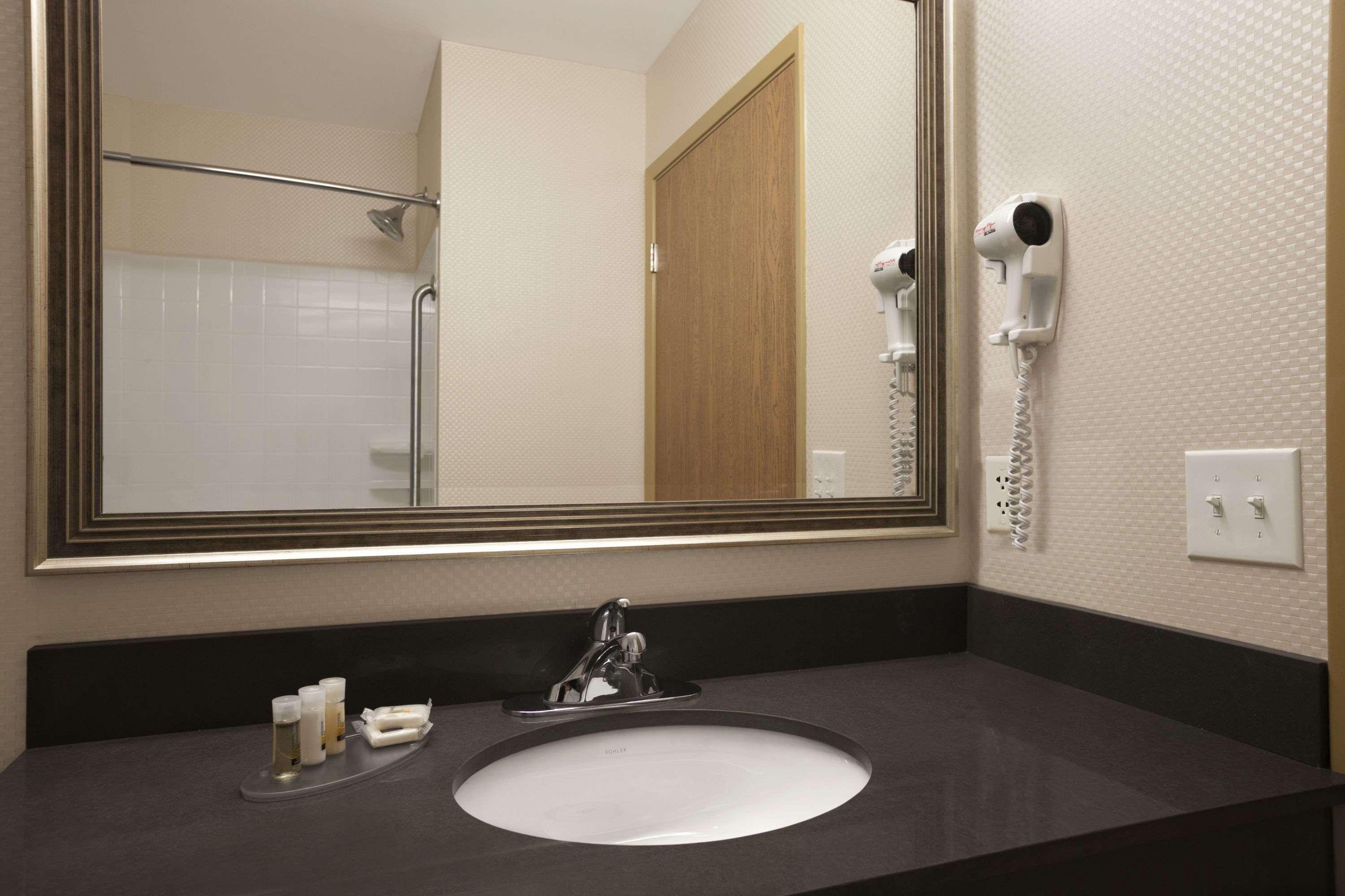 Days Inn & Suites By Wyndham Winnipeg Airport Manitoba Экстерьер фото
