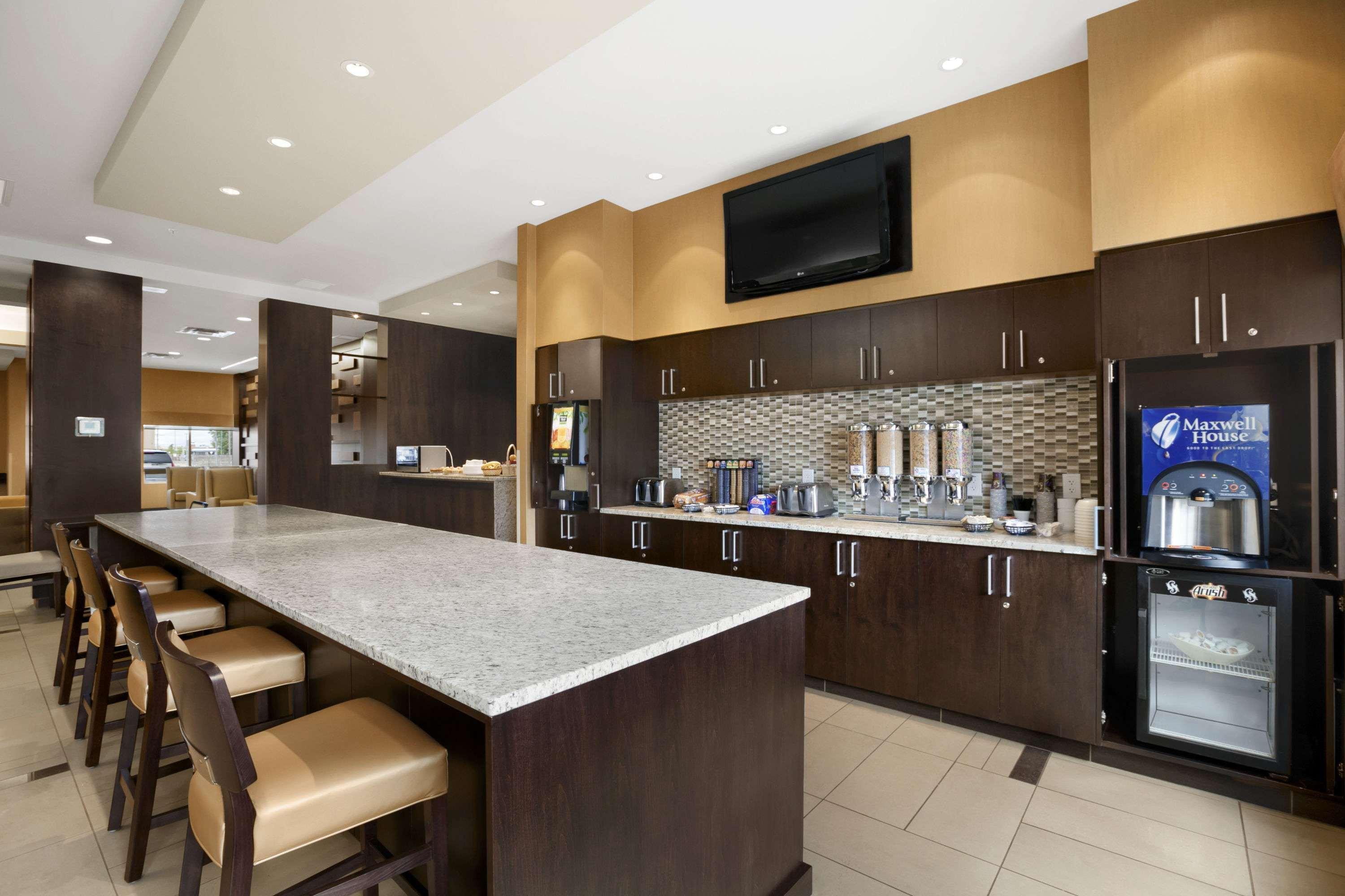 Days Inn & Suites By Wyndham Winnipeg Airport Manitoba Экстерьер фото