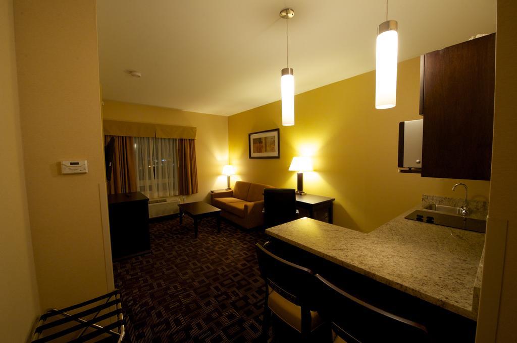 Days Inn & Suites By Wyndham Winnipeg Airport Manitoba Экстерьер фото