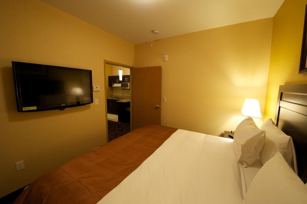 Days Inn & Suites By Wyndham Winnipeg Airport Manitoba Экстерьер фото