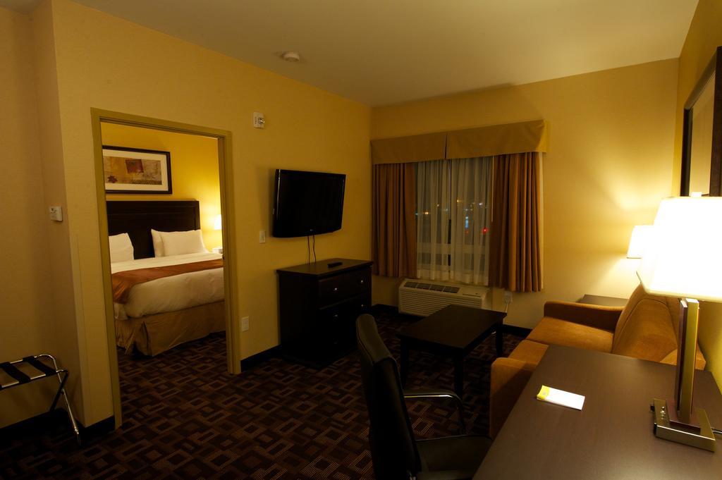 Days Inn & Suites By Wyndham Winnipeg Airport Manitoba Экстерьер фото