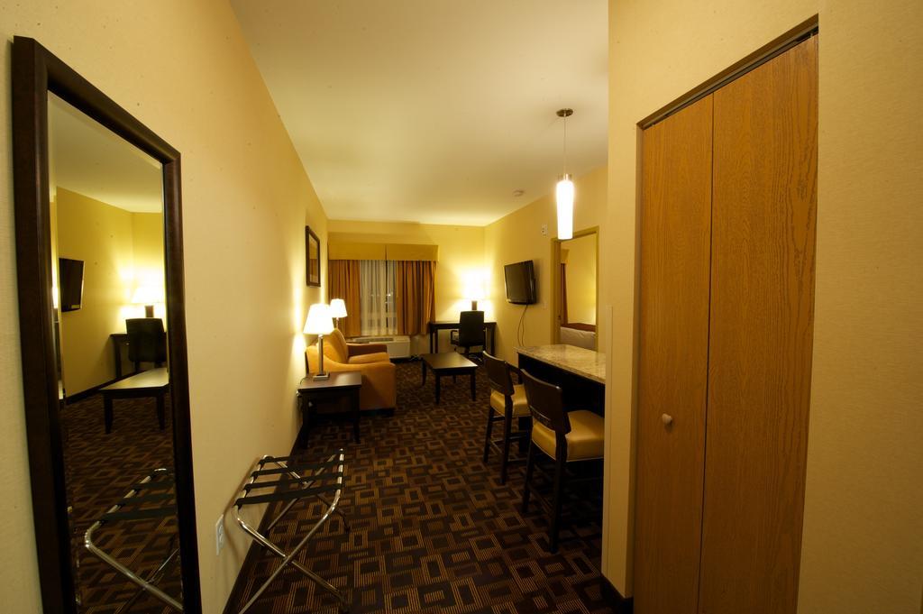 Days Inn & Suites By Wyndham Winnipeg Airport Manitoba Экстерьер фото