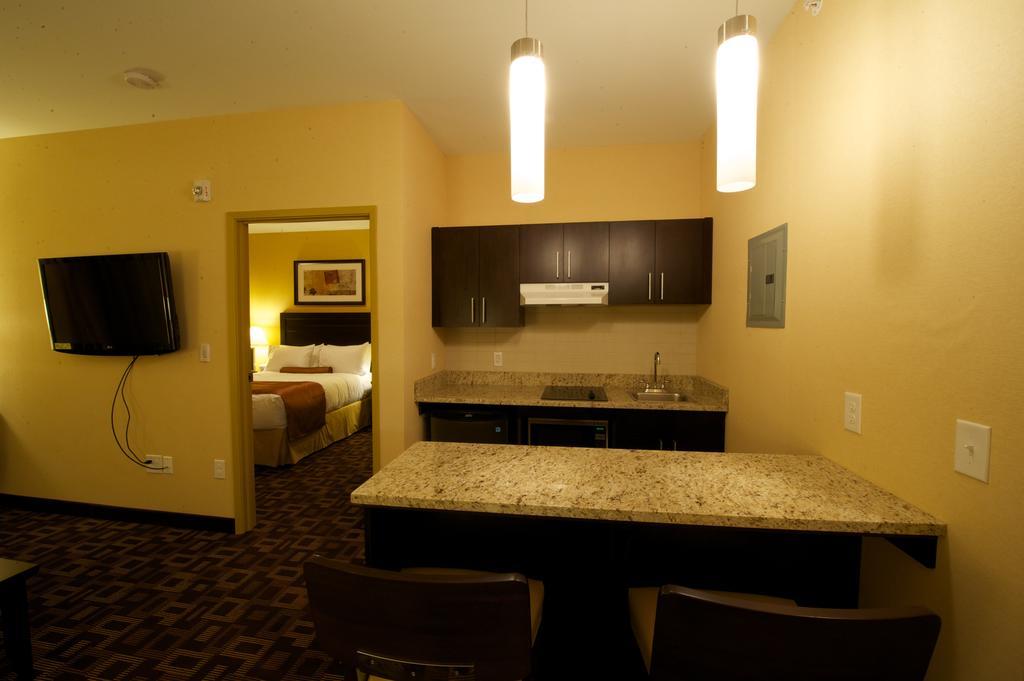 Days Inn & Suites By Wyndham Winnipeg Airport Manitoba Экстерьер фото